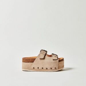 INTENTIONALLY BLANK Tan Sandals with Platform Sole